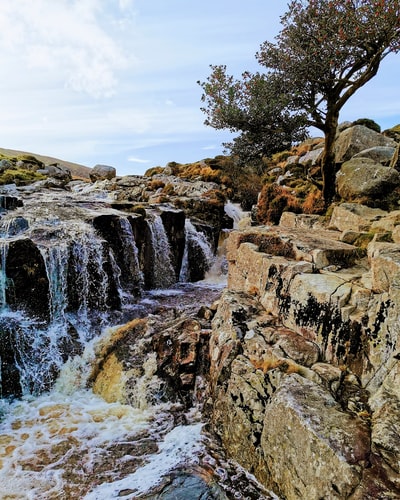 水落在落基山白天
